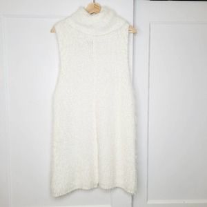 ⚪️Elliatt Sleeveless Turtleneck Sweater⚪️